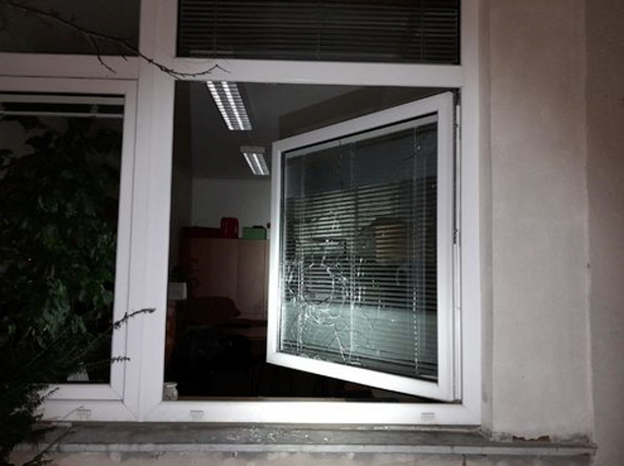 rozbite-a-vypacene-okno-do-kancelare-128-a-201-ze-zahrady.png